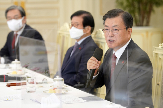 문재인 대통령이 22일 청와대 본관에서 열린 5부 요인 초청 간담회에서 발언하고 있다.   청와대 제공.